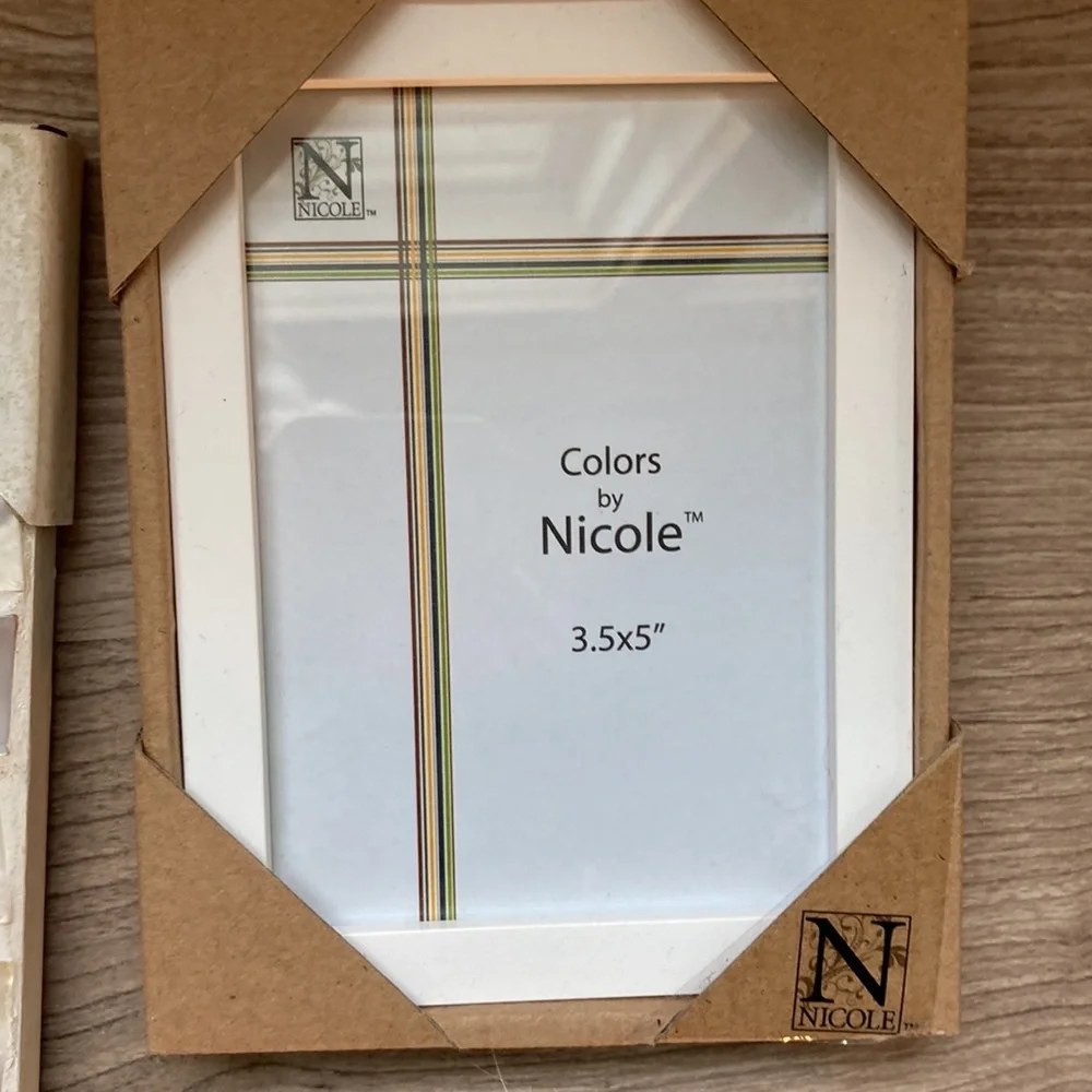 Three white frames one with shells bundle - Picture 9 of 13